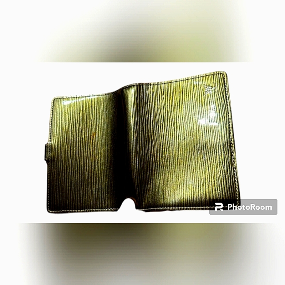 LOUIS VUITTON AUTHENTIC EPI LEATHER CYBER IRIDESCENT OLIVE GRN AGENDA /PASSPORT - Picture 5 of 14